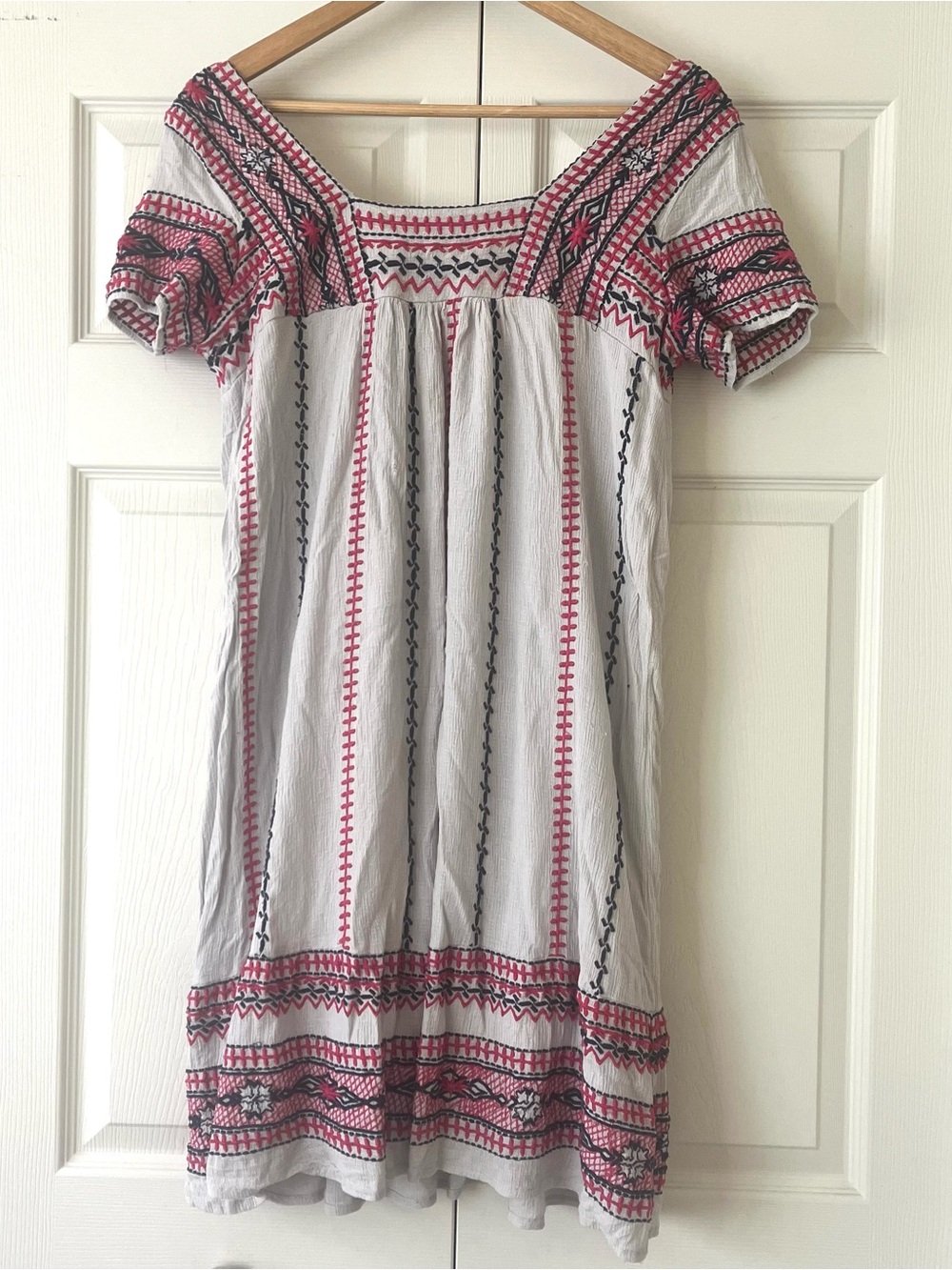 Maeve Grey Peasant Dress Fuschia and Navy details Size M